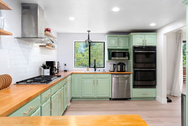 Building Photo - 3849 Bluebird Ln
