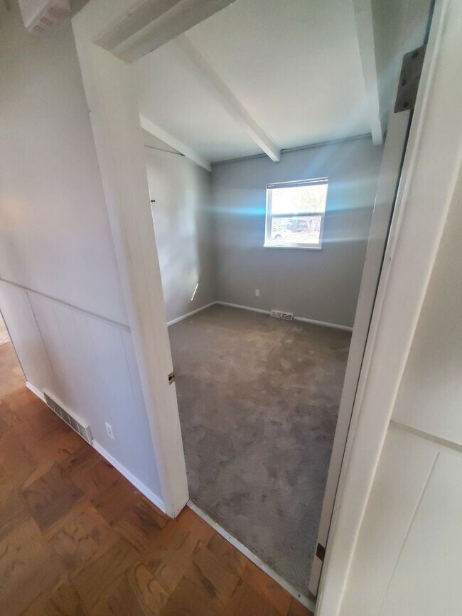 Building Photo - Spacious Ranch Style 4 BR Available in Aug...