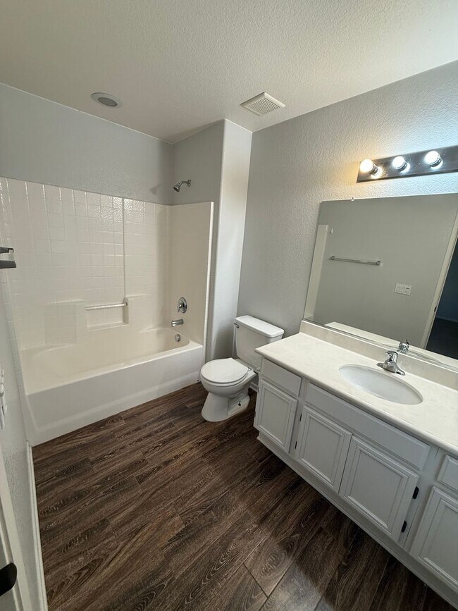 Building Photo - Move-In Ready 2BR / 2.5BA Condo for Rent – Villas Serena