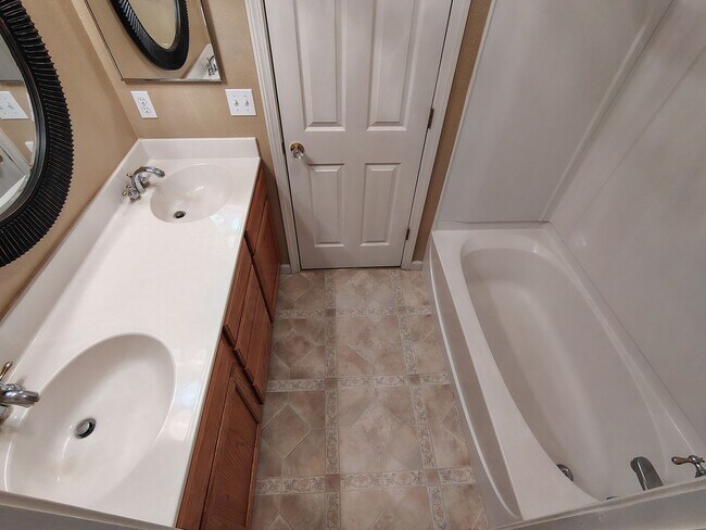 Building Photo - 13606 Brook Way