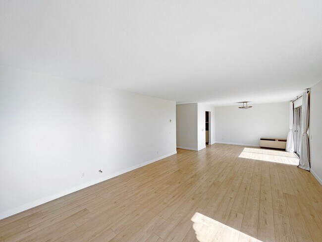 Building Photo - Charming & Spacious 2BD/2BA Condo in Bay P...