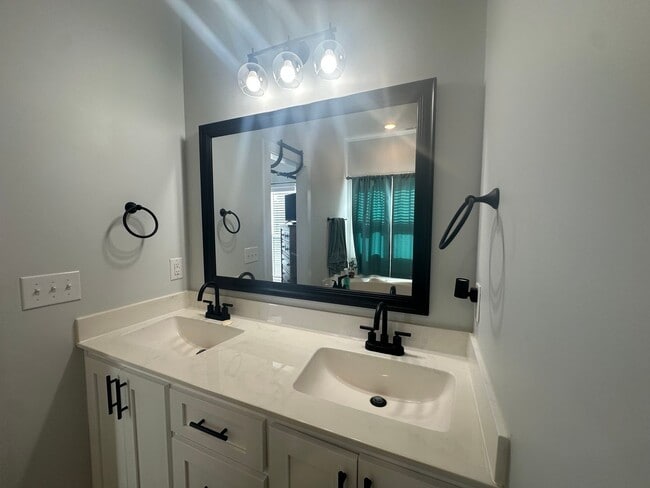 Building Photo - Stunning 4BR/2BA Home in Legacy Hill Estates