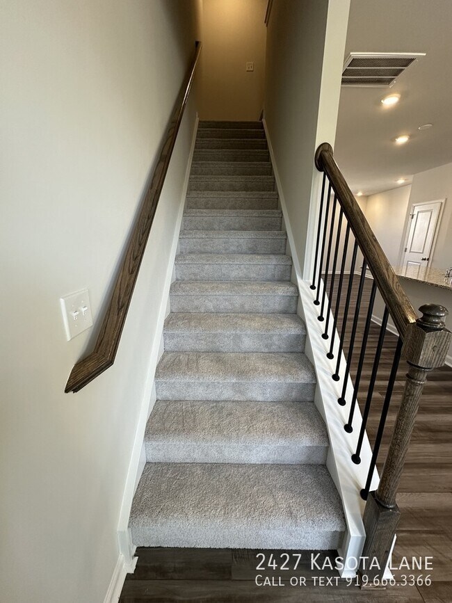 Building Photo - 2427 Kasota Ln