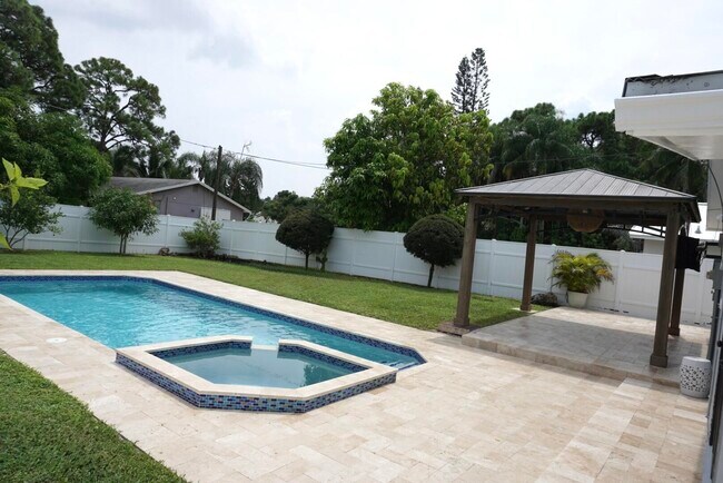 Building Photo - 403 Pinegrove Ave