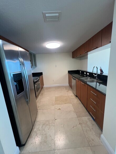 Building Photo - 1800 N Bayshore Dr