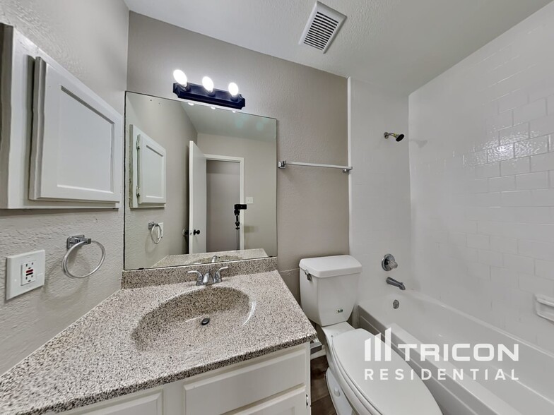 Building Photo - 16330 Tiburon Way