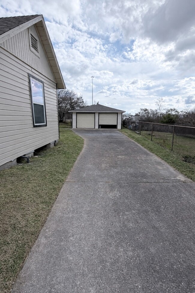 Building Photo - 1526 E 32nd 1/2 St