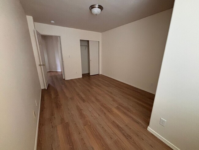 Building Photo - 3 Bedroom in Lexington Neighborhood