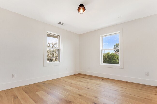 Building Photo - Huge (1,500 square feet) 2 bed, 2.5 bath in Lincoln Heights with parking, in-unit laundry and pri...