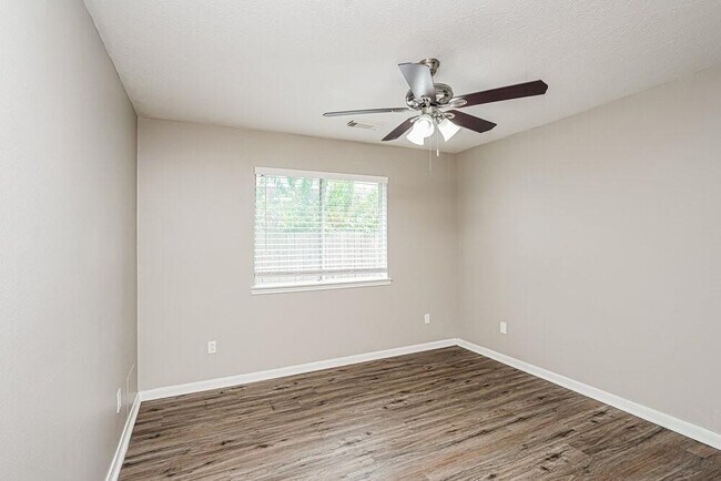 Building Photo - 549 Green Cedar Dr