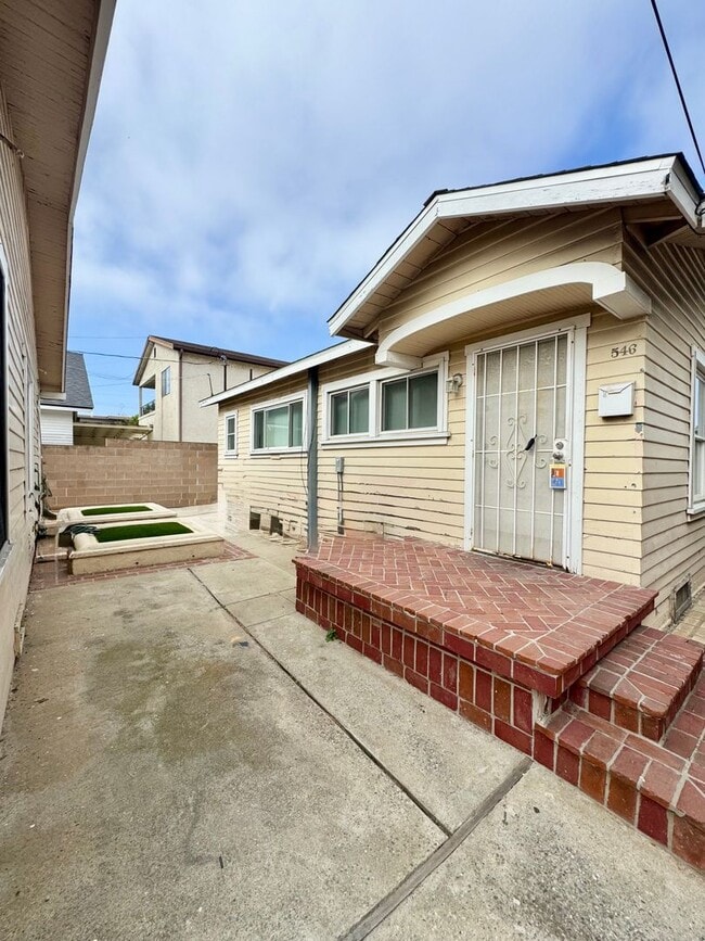 Building Photo - 550-550 W 20th St