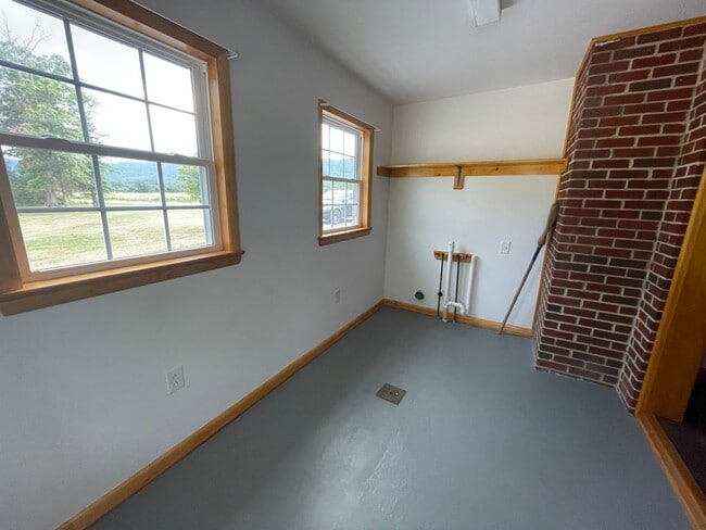 Building Photo - Wonderful Country Home