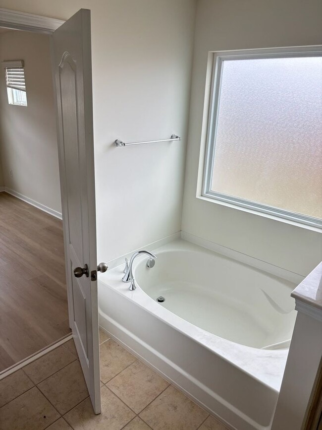 Building Photo - Renovated 3Bd, 2.5Ba End Unit Lake Norman Townhome with Fenced-in Yard and 1 Car Garage Coming Soon