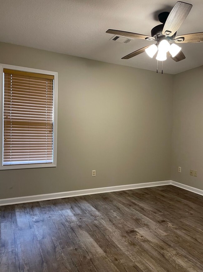 Building Photo - 3 Bedroom/ 2Bath Minutes from NEA Available NOW