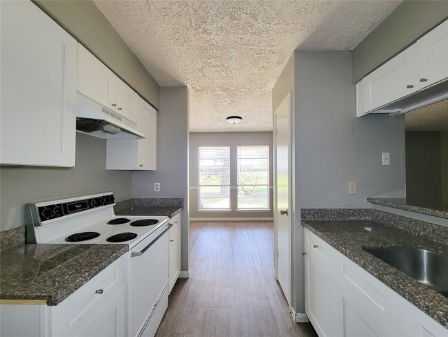 Building Photo - 13611 Ravensway Dr