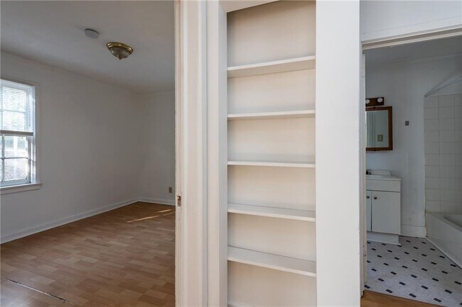 Building Photo - 1801 Oakmont Dr NW