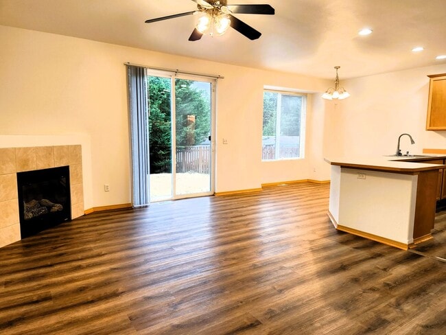 Building Photo - 3 bedroom 2.5 bathroom South Hill Charmer!