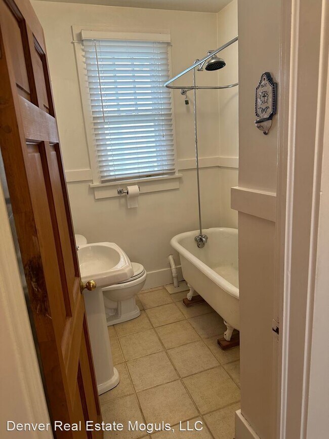 Building Photo - 3 br, 2 bath House - 1034 S. Corona St.