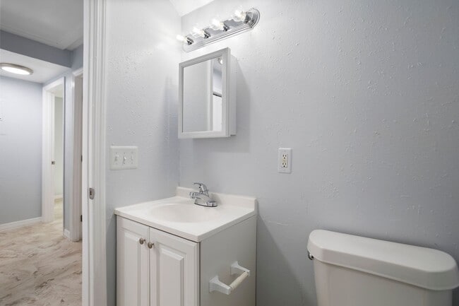 Building Photo - Very large 4bdrm/2bath House, Ready End of February