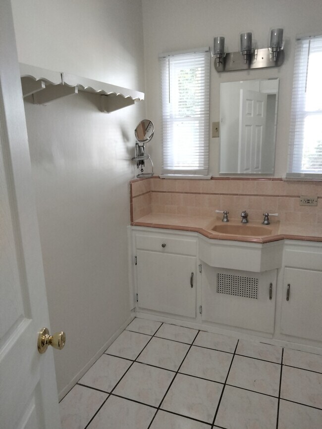 Building Photo - 15235 La Maida St