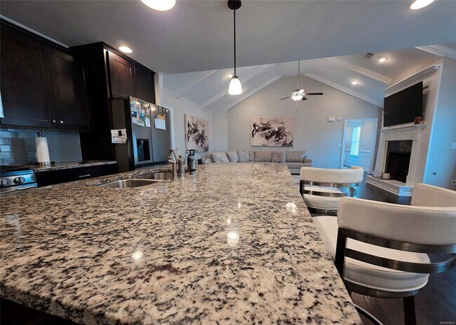 Building Photo - 656 Riverdale Dr.