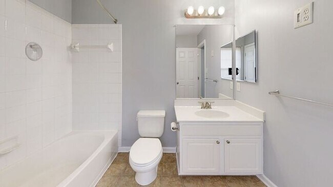 Building Photo - 3 Bedrooms 3 Bathroom Townhome