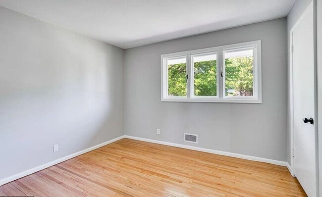 Building Photo - Perfect 4 bedroom count Home in Burnsville