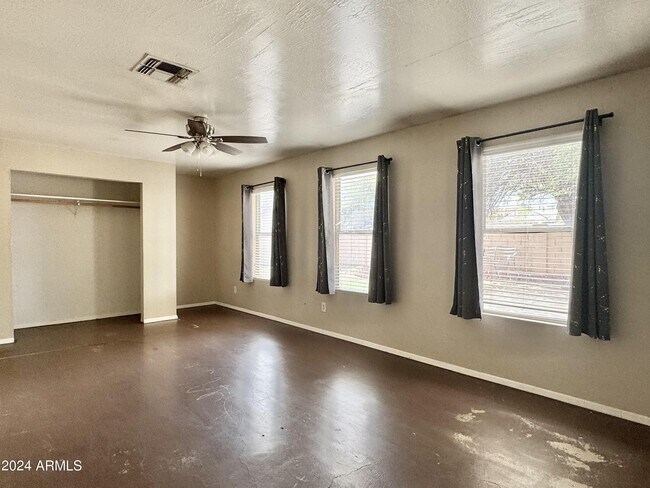 Building Photo - 731 W 12th Pl