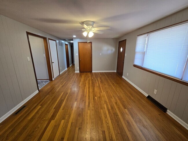 Building Photo - 3-4 bedroom ranch with attached garage, fe...