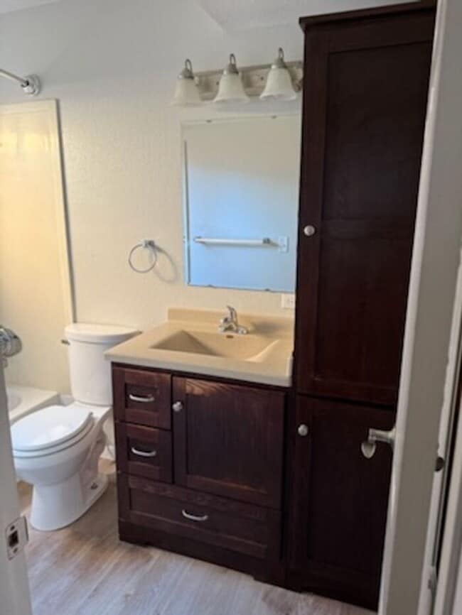 Building Photo - 2 bedroom in Prime Palisade Location