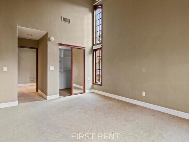 Building Photo - 8642 Villa La Jolla Dr