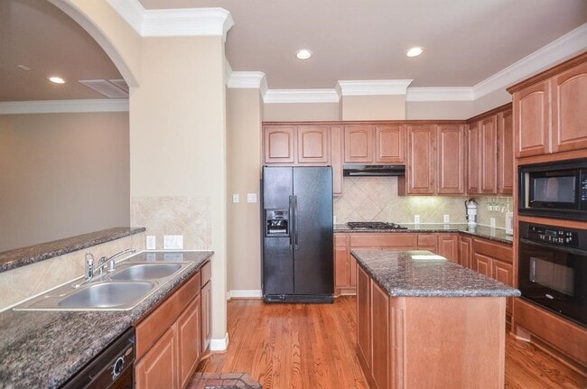 Building Photo - 3042 Royal Oaks Crest