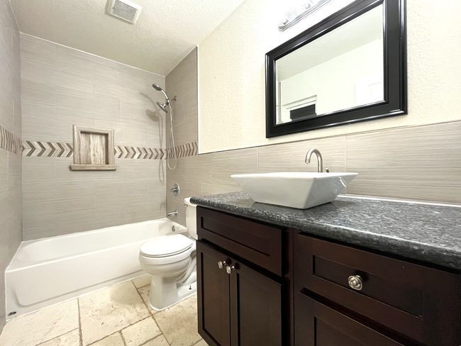 Building Photo - RV T 7640