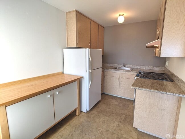 Building Photo - 184 Portola Dr
