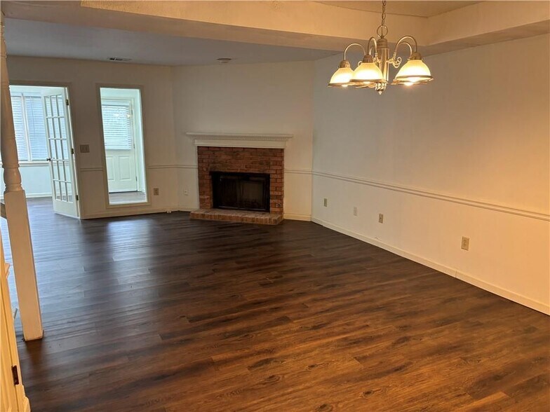 Building Photo - 1105 Country Club Pl