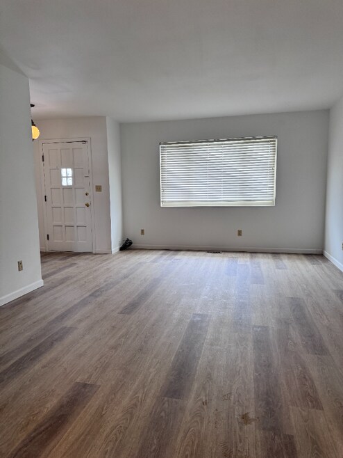 Building Photo - 303 Highland Dr