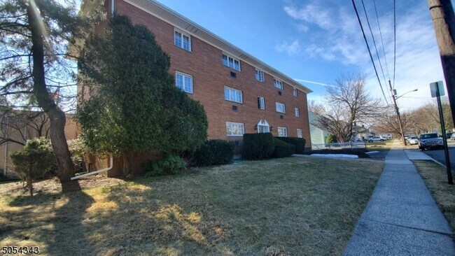 Building Photo - 1300 Broad St