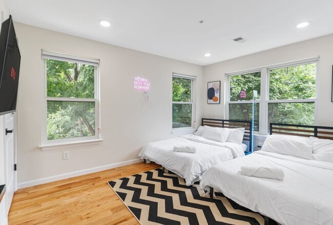 Building Photo - 549 S Orange Ave