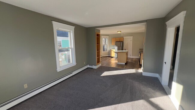 Building Photo - Spacious Sunny 2 BR-Walk to Downtown-Laund...