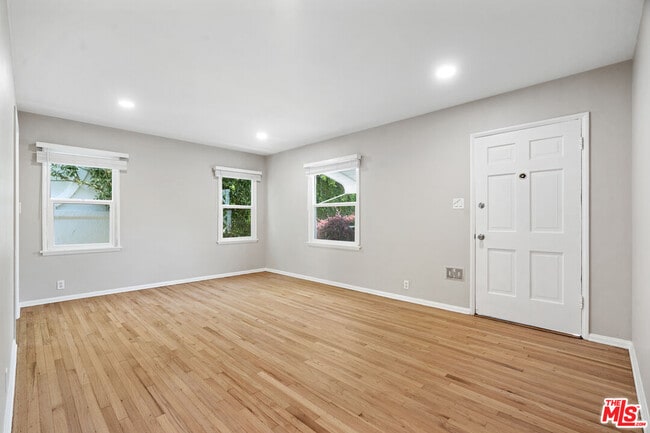 Building Photo - 815 Crestmoore Pl