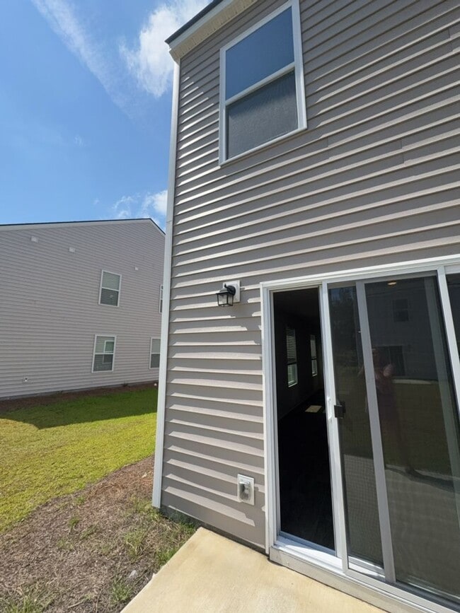 Building Photo - AVAILABLE NOW!