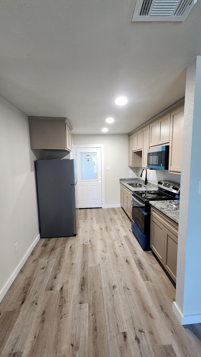 Building Photo - 237 Sendero Dr