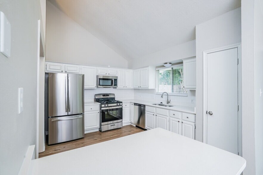 Building Photo - 910 Companion Dr