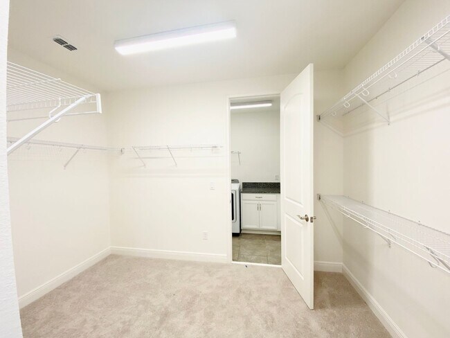 Building Photo - Luxury house for rent
