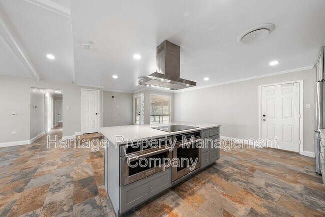 Building Photo - 640 Crest Ln