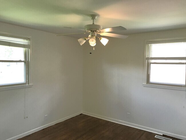 Building Photo - Excellent 2/1 in Desirable West Nashville!