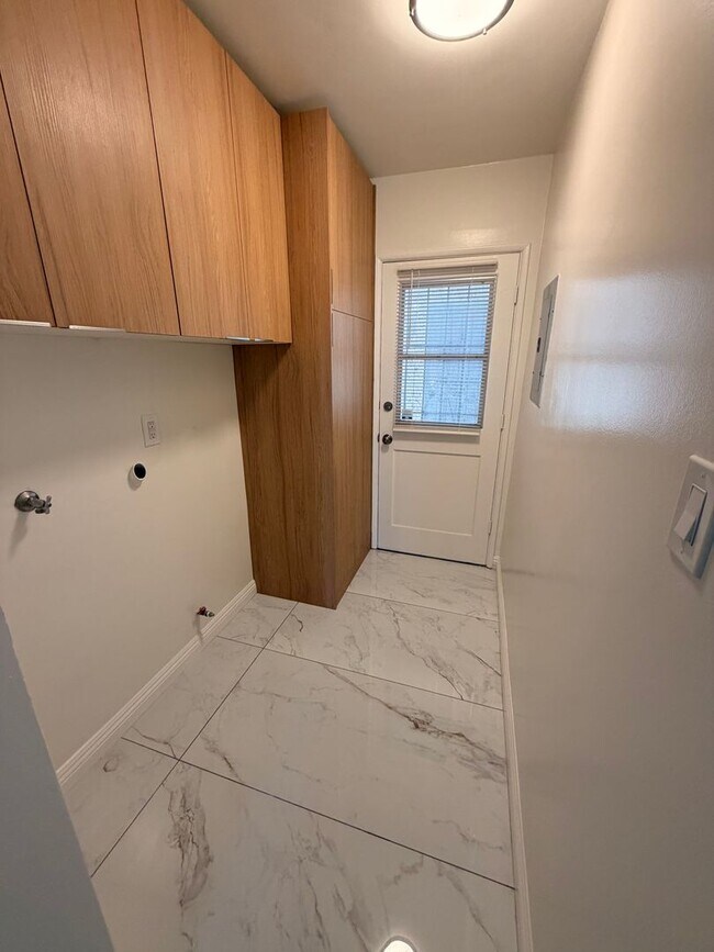 Building Photo - Completely Remodeled 2 Bed, 1 Bath in San Pedro w/ Garage Parking!