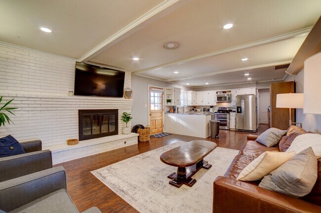 Building Photo - Available mid-August! Amazing mid-town gem...
