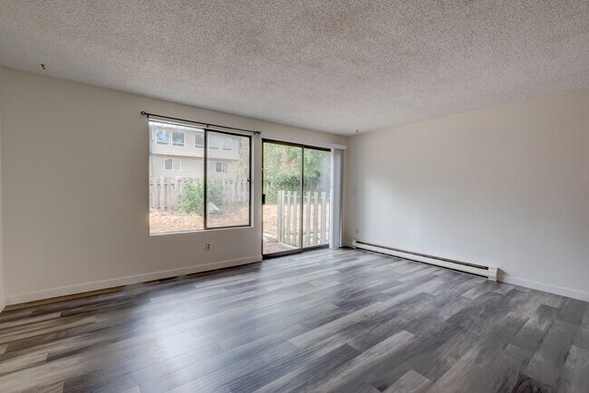 Building Photo - 2 bedroom/1.5 bathroom townhouse