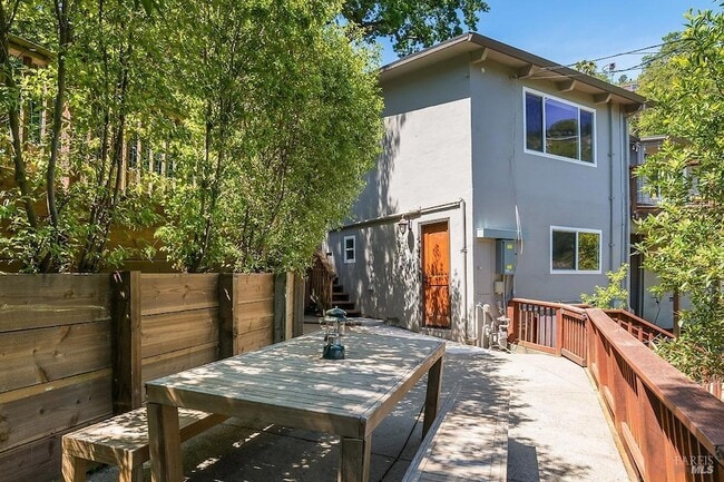 Building Photo - 5 Oak Springs Dr